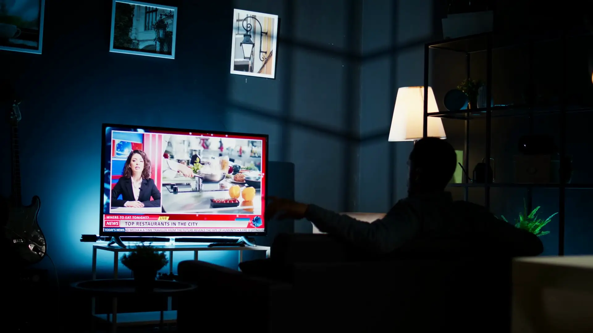 Alter Fernsehraum mit leuchtendem Monitor bei Nacht
