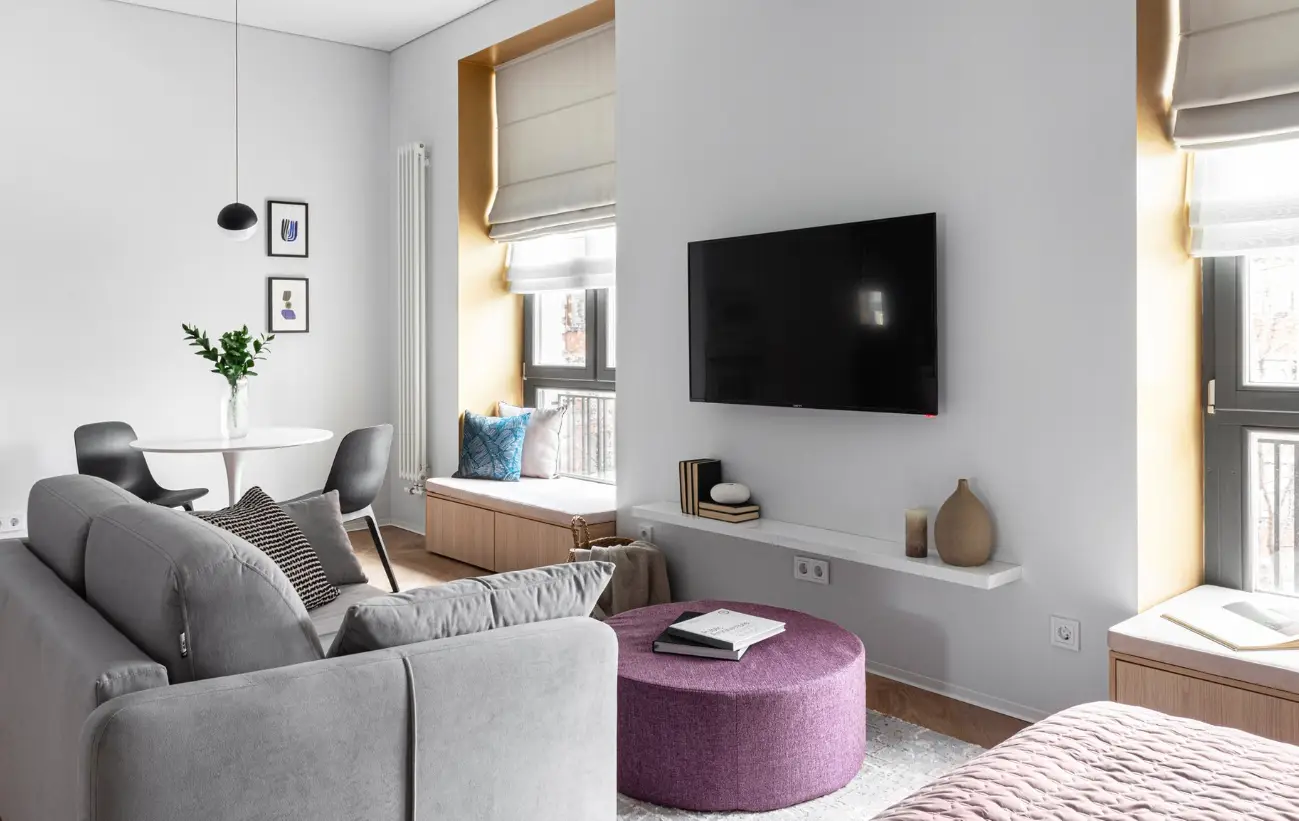 Fernseher mit Soundbar auf einem Lowboard in modernem Wohnzimmer